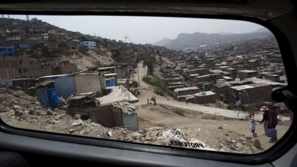 Peru: Blick aus einem Tourismusvan in einem Slum von Lima.