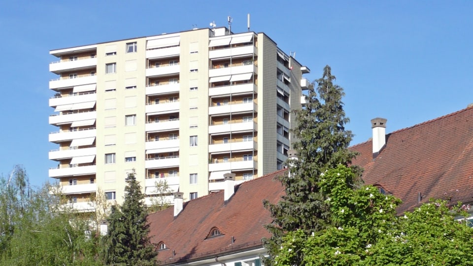 Schoren-Hochhäuser hinter dem badischen Bahnhof.