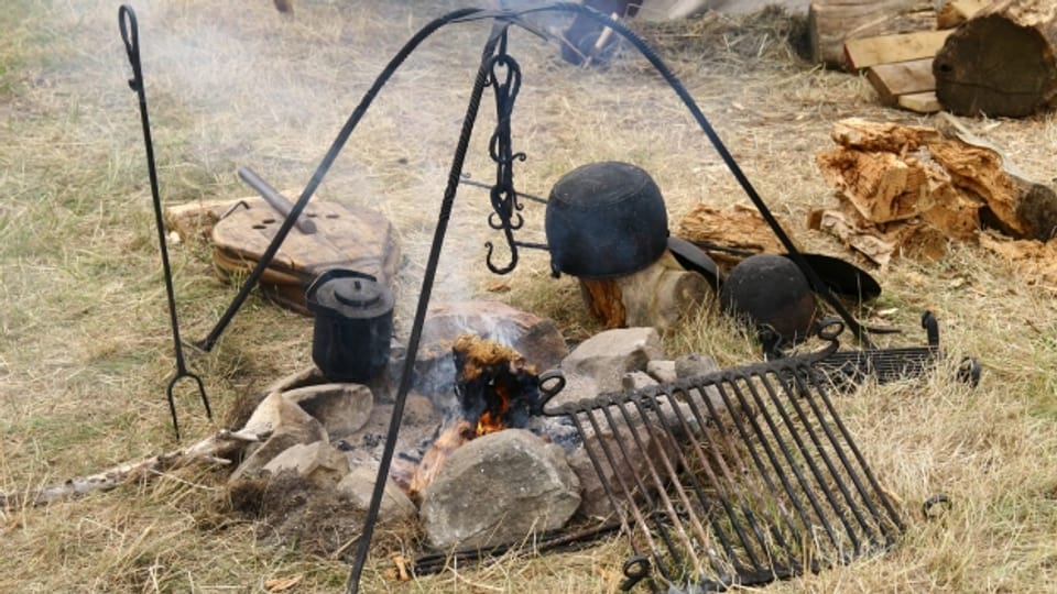 Ob drinnen oder draussen, im Mittelalter wurde auf offenem Feuer gekocht.