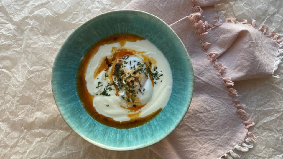 Türkisches Eiergericht - Mit çilbir peppen Sie Ihren Osterbrunch auf