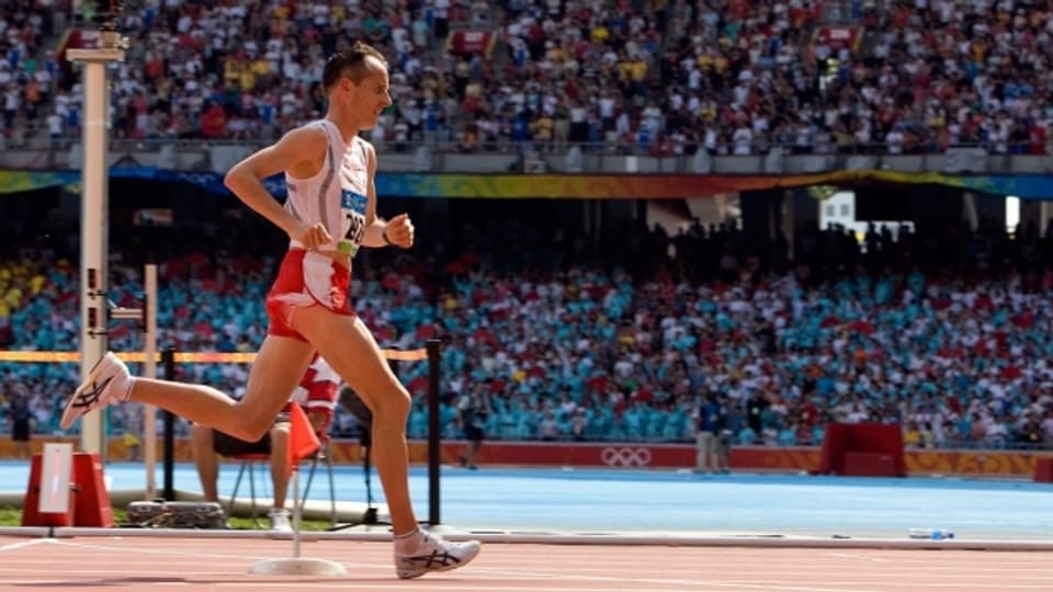 Vokuhila, Läuferdreieck, aufrechte Haltung: der ehemalige Spitzenmarathonläufer Viktor Röthlin zeigt die perfekte Lauftechnik. Hier: Olympische Spiele in Peking 2008.