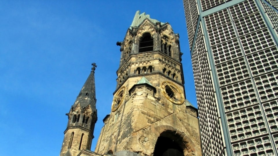 Die Gedächtniskirche in Berlin ist ein Beispiel für ein historisches Bauwerk, das bewusst nicht wieder aufgebaut wurde.