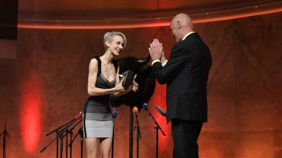 Lisa Eckhart erält den Salzburger Stier 2019 vom Moderator Robert Asam