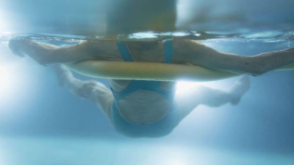 Fitness im Wasser ist nicht nur etwas für ältere Semester. Auch Leistungssportler oder Rekonvaleszente suchen den Wasserwiderstand und trainieren damit.
