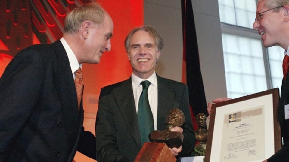Bundesrat Moritz Leuenberger erhält 2003 in Bonn den Cicero Rednerpreis für eine Rede anlässlich eines Symposiums des Lucerne Festival zum Thema Verführung
