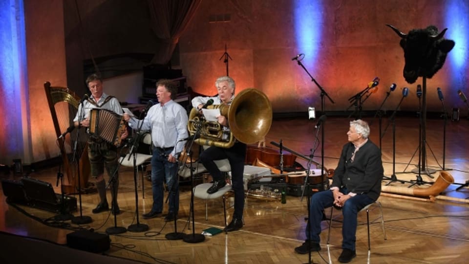 Die Laudatio für Gerhard Polt wird von den Well-Brüdern aus'm Biermoos gesungen