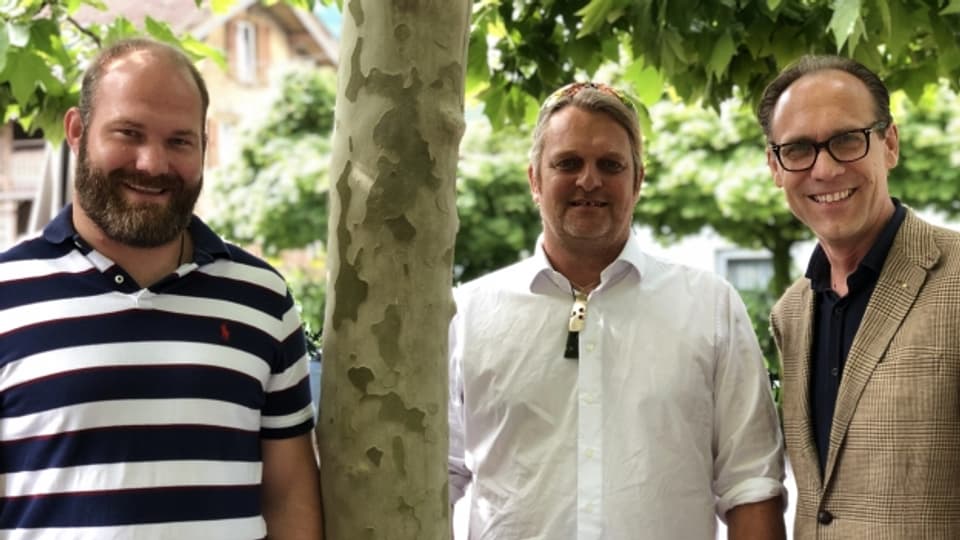 Im «Persönlich» bei Christian Zeugin (r): Der Obwaldner Schwinger Benji von Ah (l) und Oli Hess, Gründer «Wiesenschwein».