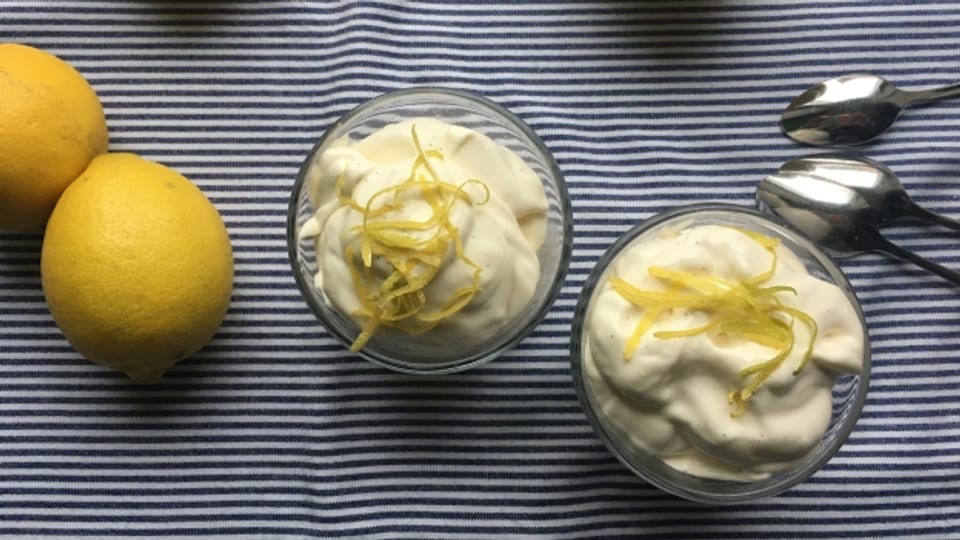 Schnell und fein: Zitronen-Glacecreme.