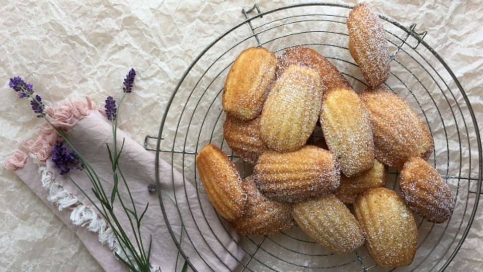 Perfekter Snack für draussen: Madeleines mit Lavendel.