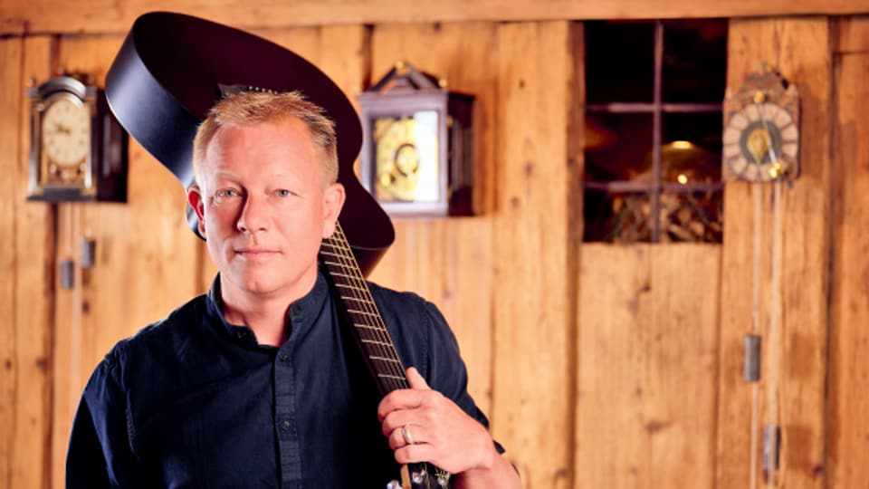Henä ist live zu Gast bei Swissmade, ohne Gitarrre, dafür mit neuem Album «Wart schnäu»