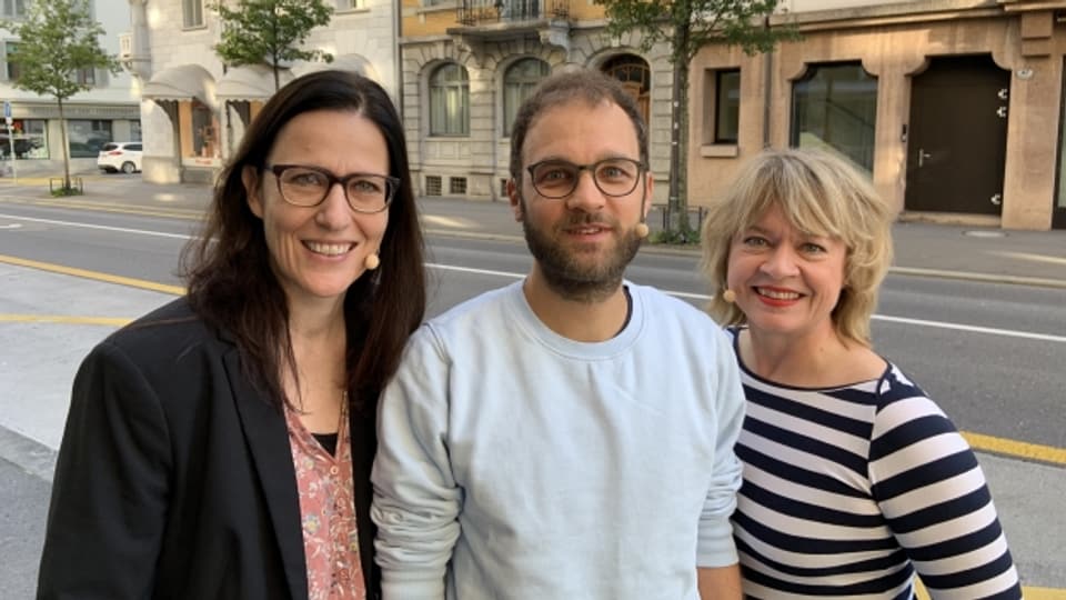 Isabelle Emmenegger (l) und Silas Kreienbühl zu Gast bei Daniela Lager.
