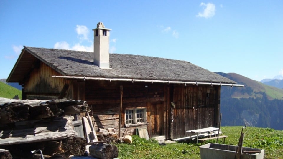 Walserhaus mit Holzschindeln im Weiler Camanaboda im Safiental
