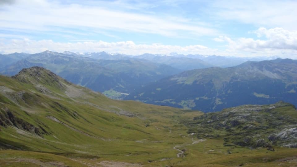 Blick vom Madrisajoch in Richtung Klosters- Davos. Auch von steilen Alpenpässen liessen sich die Walser auf ihrem Weg nach Eigenständigkeit nicht abhalten.