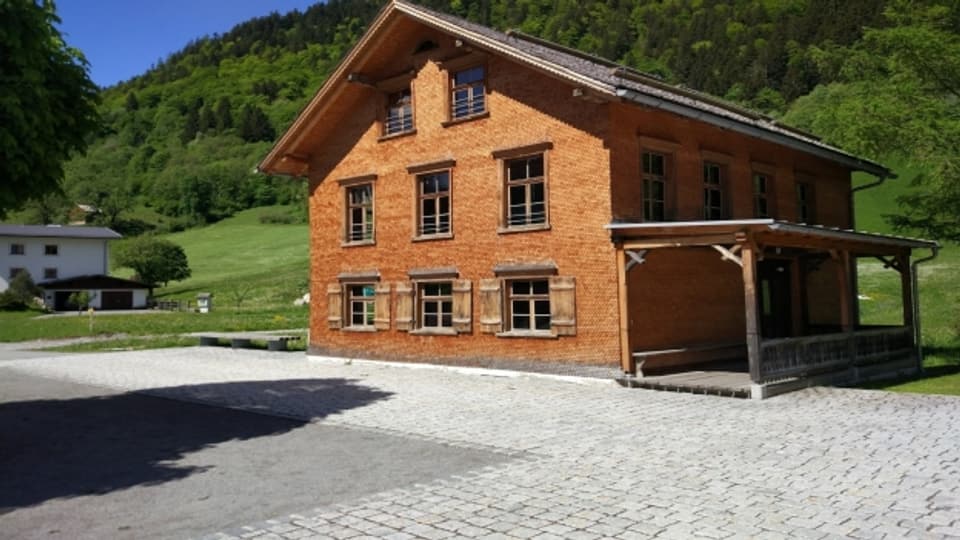 Tradition wird bewahrt. Das Walser-Dörfchen im Dorf.  Hinter dem klassischen Walser Wohnhaus steht das ehemalige Schulhaus von Brand im Vorarlberg. Neurenoviert und der Zukunft erhalten.