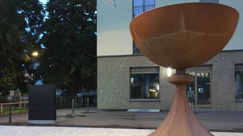 Moderne Brunnen tönen anders: Kelchbrunnen im Aeschbachquartier in Aarau von 2019