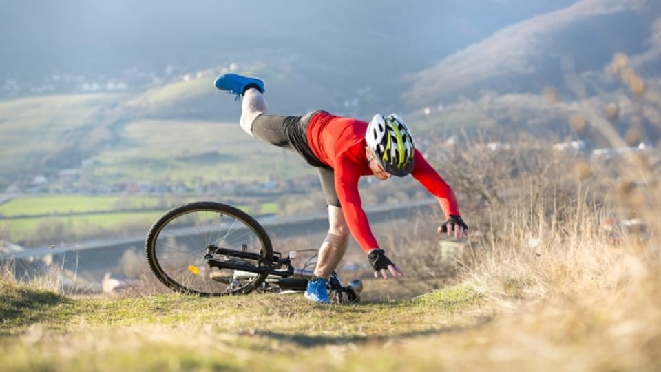 Auch wenn man einen Velohelm trägt, kann es bei einem Sturz zu einer Gehirnerschütterung kommen.