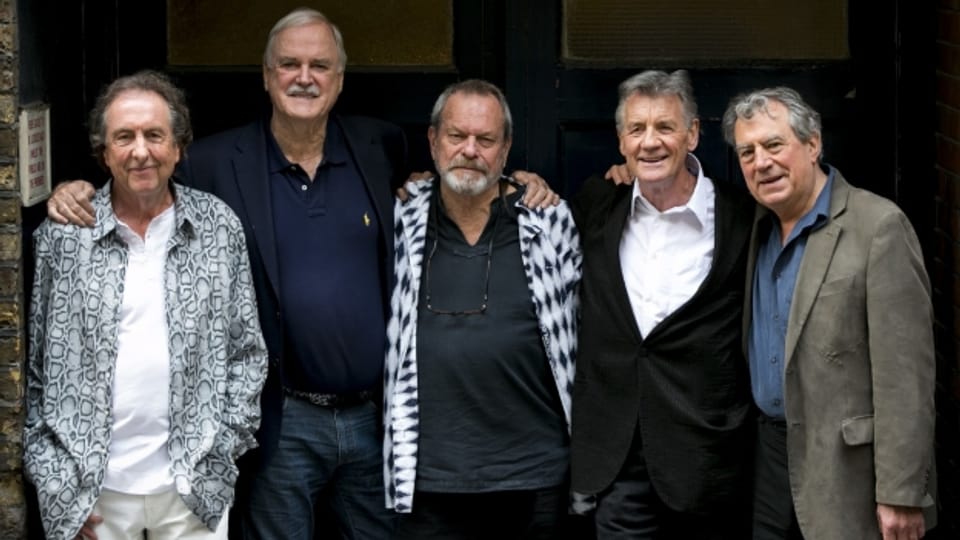 Monty Python wurde 1969 gegründet und hatte ihre Blütezeit in den 1970er Jahren, in denen die Fernsehserie Monty Python’s Flying Circus und mehrere Kinofilme.