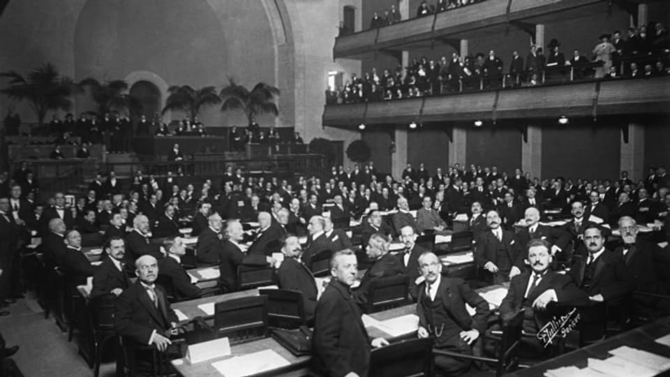 Im November 1920 kommt der Völkerbund zu seiner ersten Sitzung in Genf zusammen.