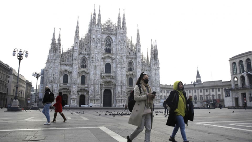 In Mailand sind Touristen mit Schutzmasken unterwegs.