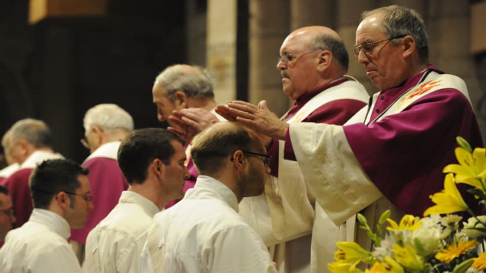 Mit der Priesterweihe verpflichten sich die zukünftigen katholischen Pfarrer für ein eheloses, keusches Leben.