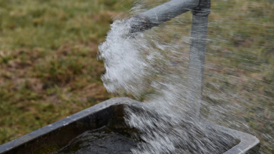 Starker Wind verweht Wasser aus dem Brunnen.