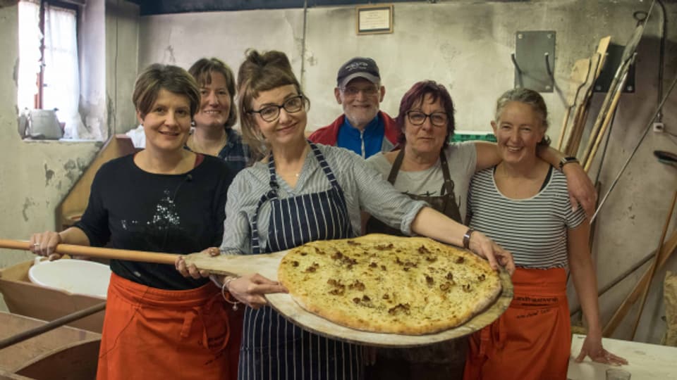 SRF 1-Foodredaktorin Maja Brunner lernt bei den Frauen vom Fräschelser Landfrauenverein, wie man den traditionellen Salzkuchen bäckt.