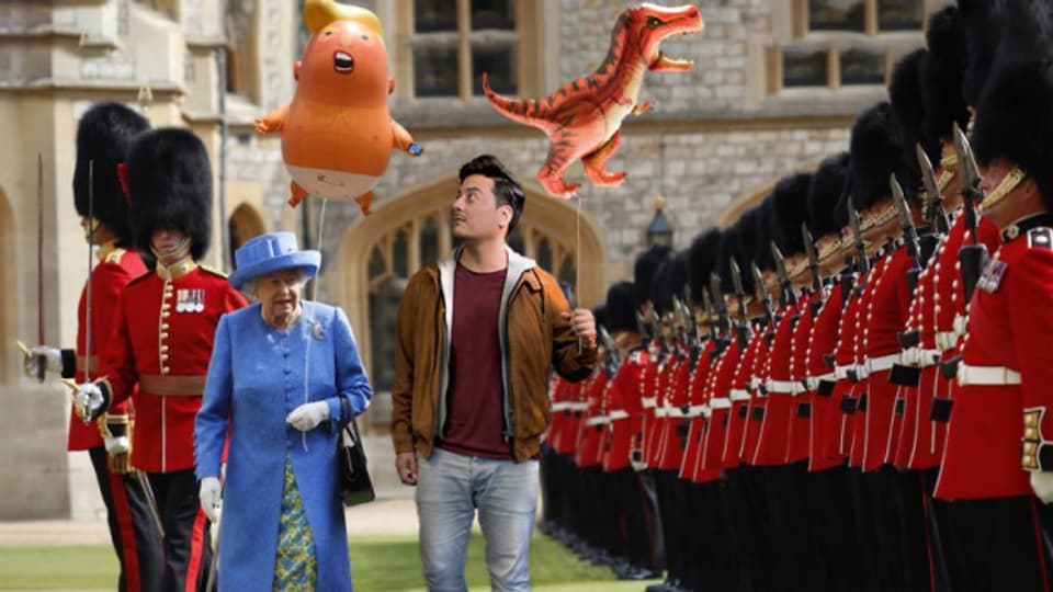 Spaziergang mit Ballon und Queen: Jonas Bayona (mit Dinosaurier-Ballon) photoshoppt sich gekonnt in reale Szenen prominenter Personen. Die Bilder gingen um die Welt.