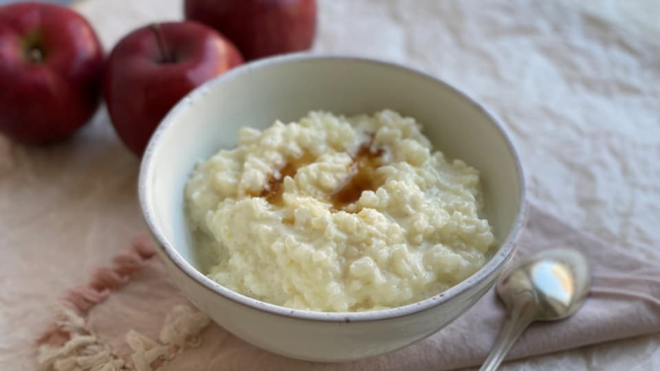 Weckt Kindheitserinnerungen - Milchreis mit Apfel und Ahornsirup.