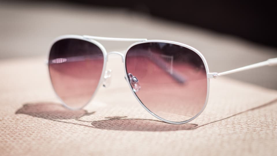 Die Helligkeit des Sonnenbrillenglases sagt nichts über den UV-Schutz.
