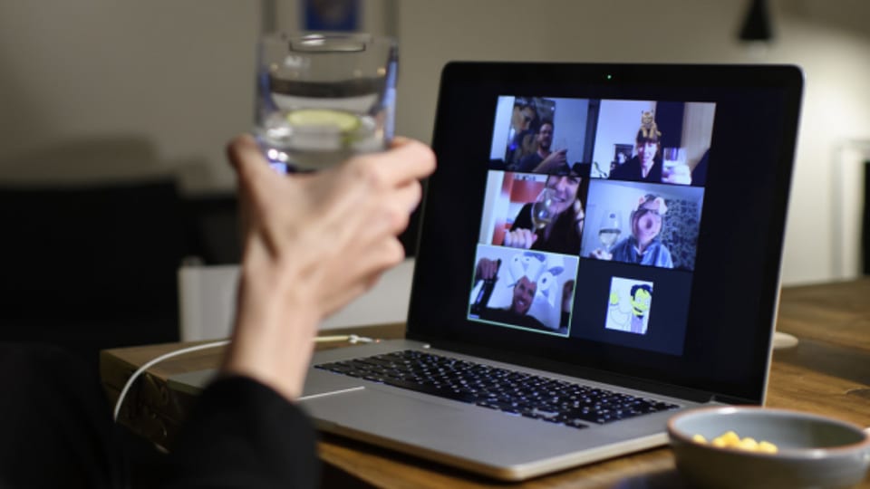 Es gibt diverse Anwendungen für Video-Konferenzen oder virtuelle Treffen.