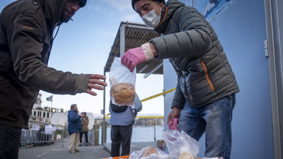 Die Genfer Hilfsorganisation «Bateau Genève» unterstützt Armutsbetroffene mit Lebensmittelspenden.
