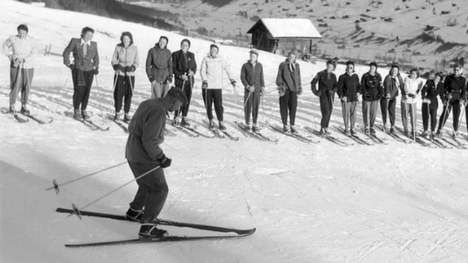 «Skischule im Jugendskilager fuer Maedchen, JUSKILA, des Schweizerischen Skiverbandes, in der Lenk, Kanton Bern, aufgenommen Anfang Januar 1946.»