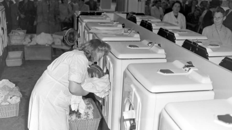  «Bei den Zürcher Hausfrauen erregte die Eröffnung einer neuen Waschanstalt mit amerikanischen Waschmaschinen grosse Aufmerksamkeit, aufgenommen im Juli 1947.»