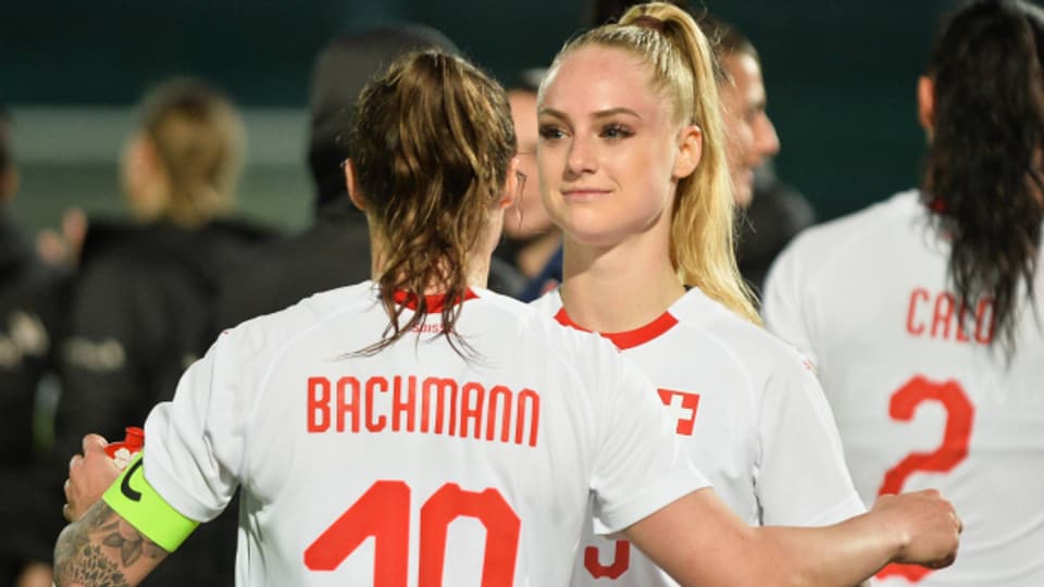Lange Haare und doch nicht hetero, weiblich und doch Fussball-Profis: Ramona Bachmann und Alisha Lehmann sind Lebenspartnerinnen, Kolleginnen im Nationalteam und Gegnerinnen im englischen Fussball. Und für den «Blick» damit ein Glamour-Paar. Was, wenn sie kurzhaarig und ungeschminkt wären?