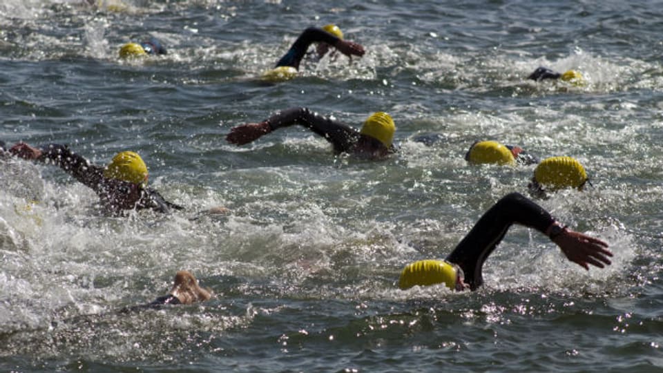 Beim Wettkampfschwimmen im offenen Gewässer kommen noch die Wellen und Ellbogen der Gegner hinzu.