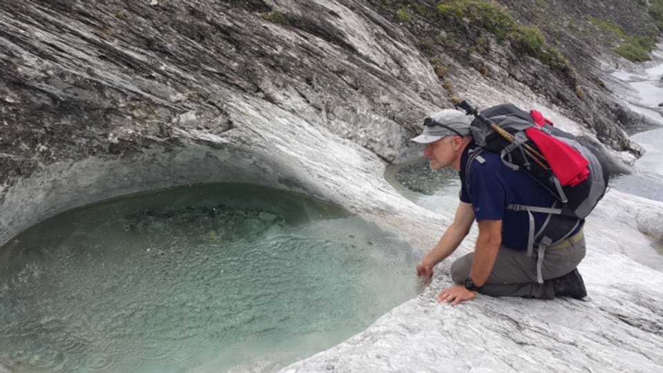 Bad mit Aussicht in den Gletschermühlen der Alp Mora