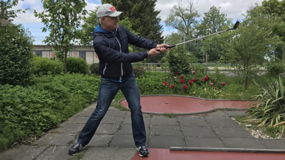 Outdoor-Reporter Marcel Hähni am Abschlag.