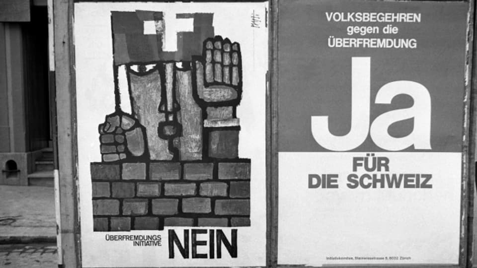 Der Abstimmungskampf um die Schwarzenbach-Initiative, die wie keine andere Vorlage die Gemüter erhitzt, auf Plakatwänden in Zürich, aufgenommen am 29. Mai 1970.
