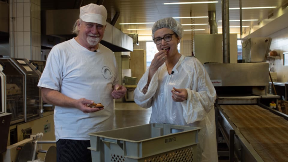 Der Einsiedler Bäcker Kari Oechslin und SRF 1-Foodredaktorin Maja Brunner probieren die frisch gebackenen Schafböcke.
