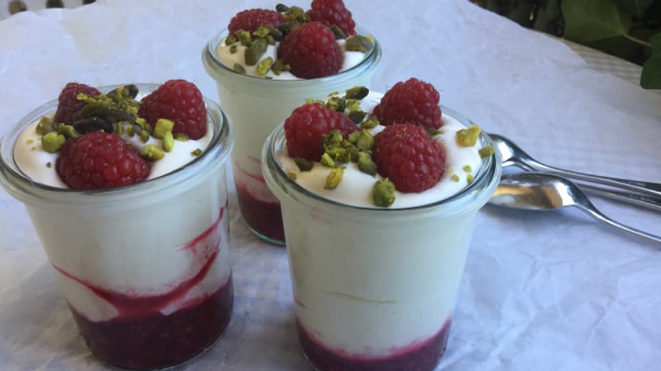 Quark, Rahm und Himbeeren - das perfekte Sommer-Dessert.