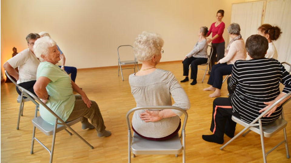 Für die Seniorinnengruppe von Yogalehrerin Margareta Bornet ist die Lektion nicht nur Bewegung und Atmung, sondern auch ein sozialer Treffpunkt.
