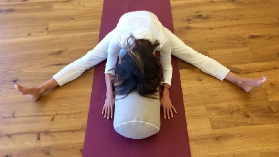 Um die zum Teil anspruchsvollen Posen einzunehmen, stehen im Yin Yoga viele verschiedene Hilfsmittel wie Kissen oder Blöcke zur Verfügung.