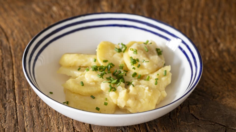 Kartoffelsalat - Es gibt so viele Rezepte, wie es Köchinnen und Köche gibt.
