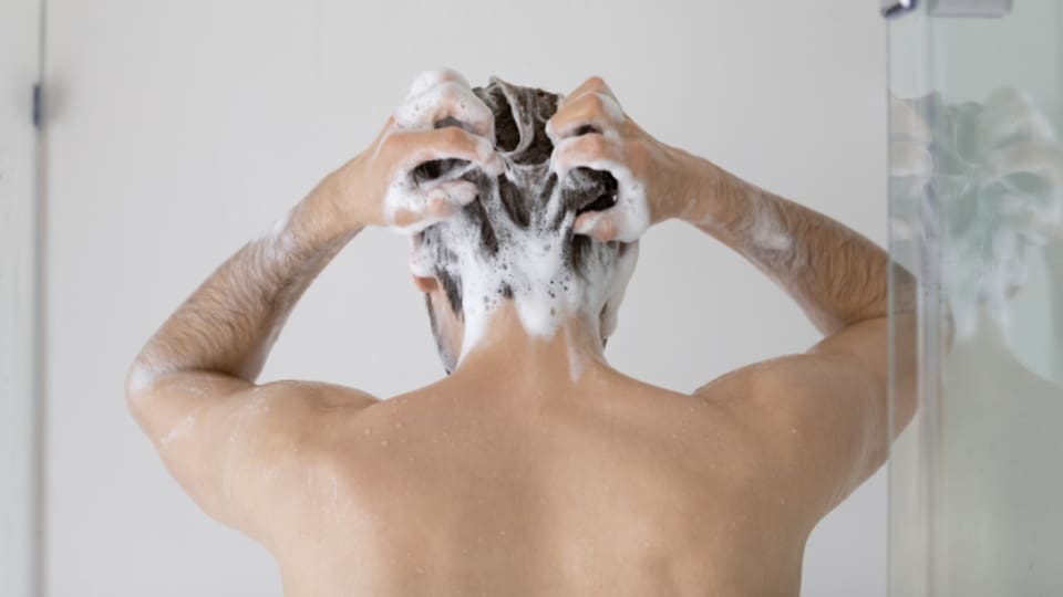 Gegen leichte Schuppen helfen handelsübliche Haarwaschmittel.