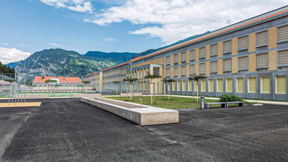 Schöne Aussicht inklusive: In Cazis GR steht seit diesem Jahr das modernste Gefängnis der Schweiz.