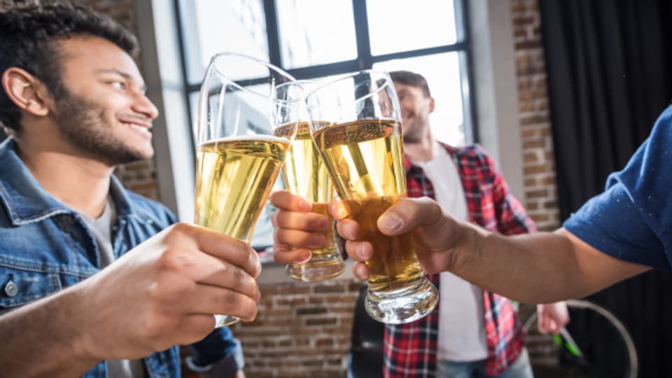 Männer trinken häufiger Bier als Frauen.