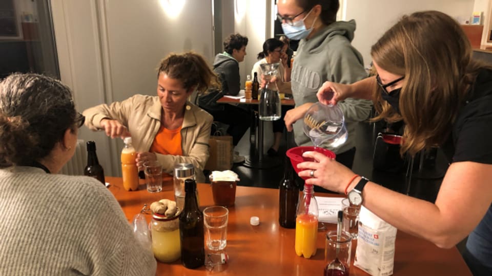 Franziska Wick (rechts im Bild) zeigt, wie aus Orangensaft ein prickelndes Getränk wird.