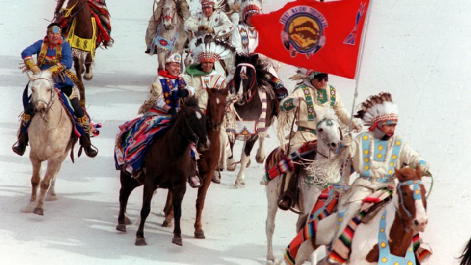 Kanadische Indianer präsentierten sich 1988 festlich zur Eröffnung der olympischen Spiele in Calgary. Zur gleichen Zeit existierten in Kanada immer noch Internate, wo indianische Kinder umerzogen wurden.