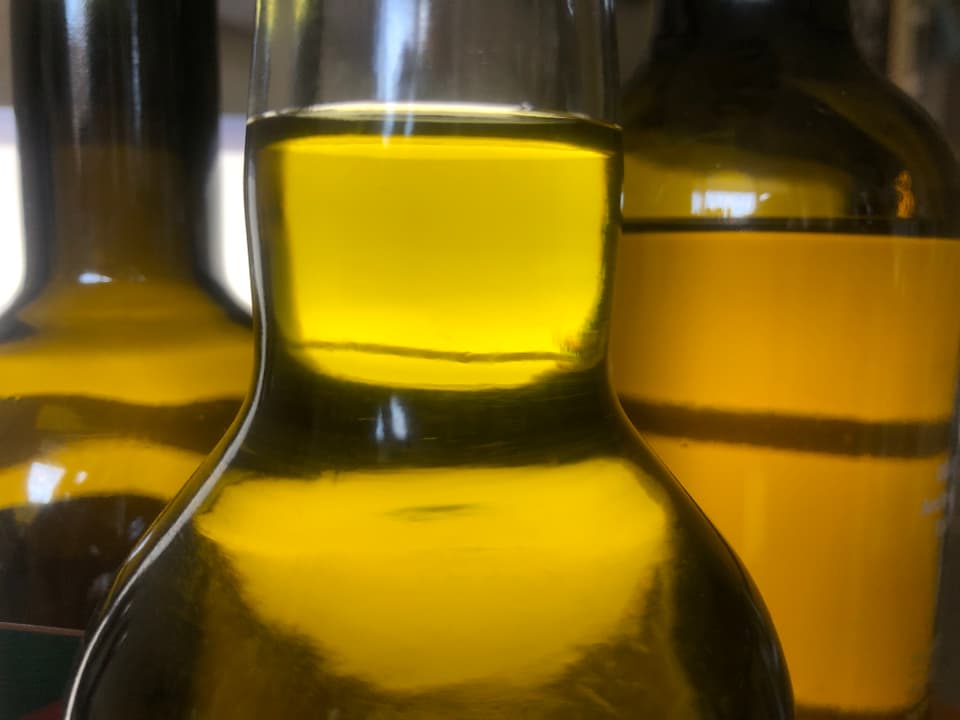 Nur die kaltgepressten Öle behalten ihre sortentypische Farbe.