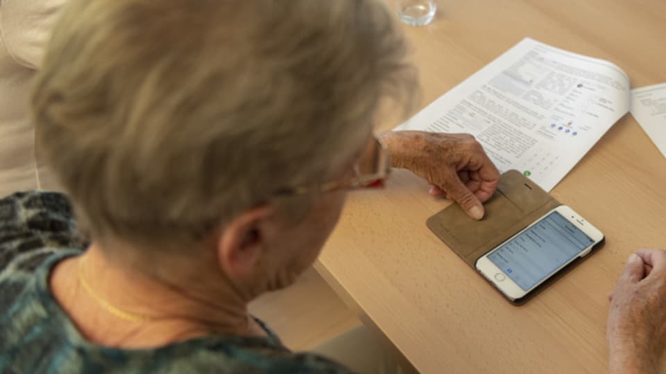 Immer mehr ältere Menschen besitzen ein Smartphone oder Tablet